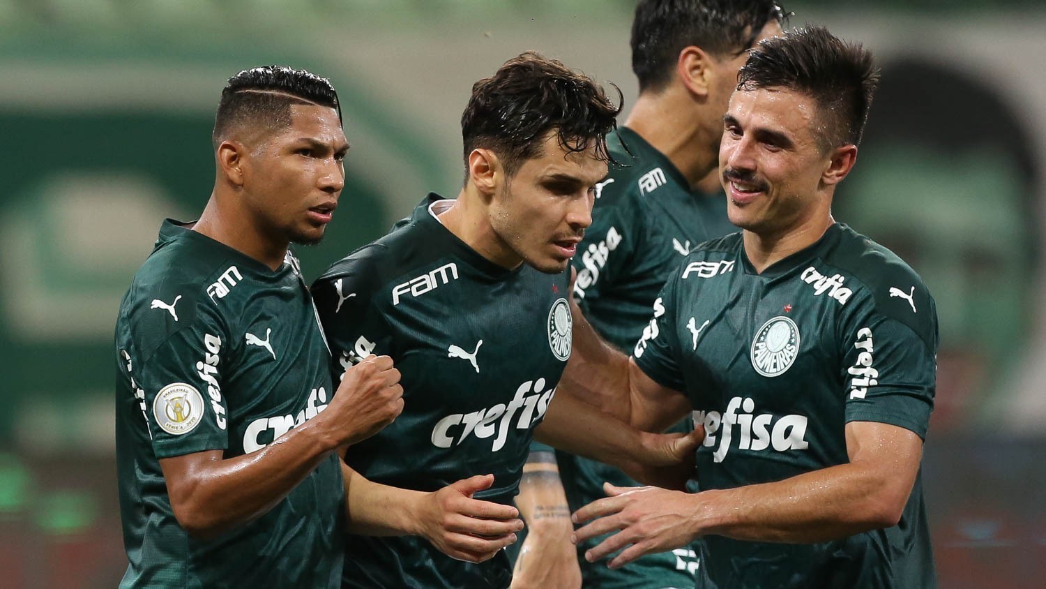 Palmeiras bate Bahia sem dificuldades e entra no G4
