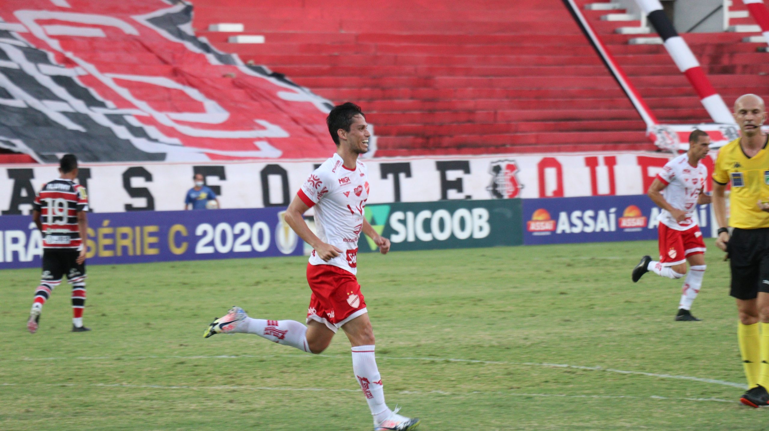 Vila Nova vence fora de casa e sobe na tabela