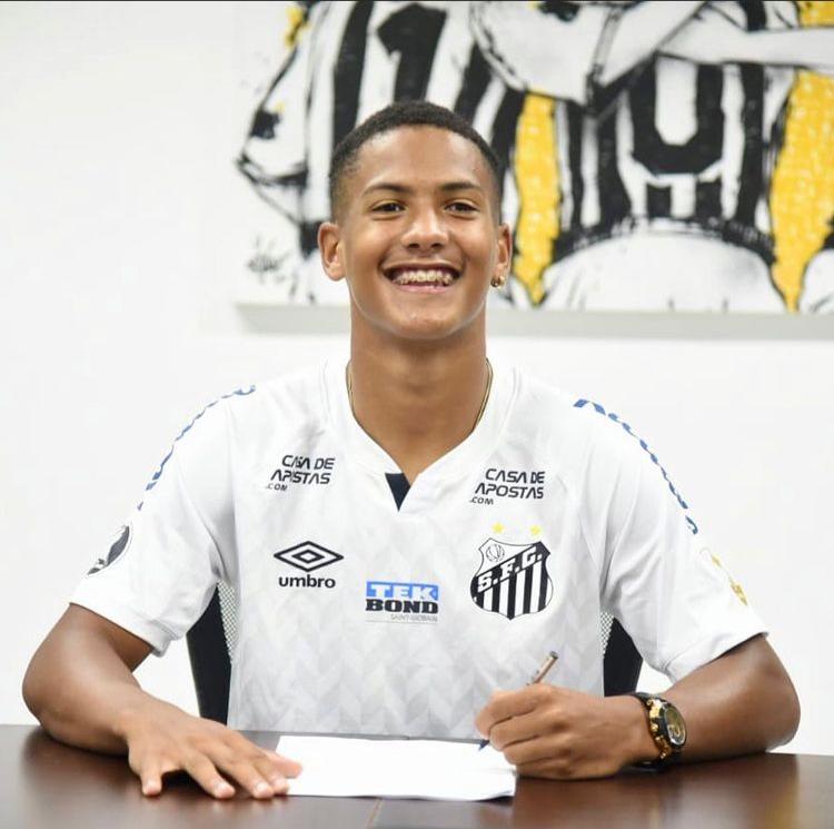 &Acirc;ngelo, de 16 anos, assina contrato com multa de R$ 376 milh&otilde;es