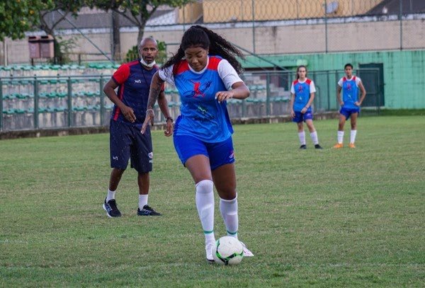 No time Zico 10, cantora Ludmilla tentar dar visibilidade ao futebol feminino