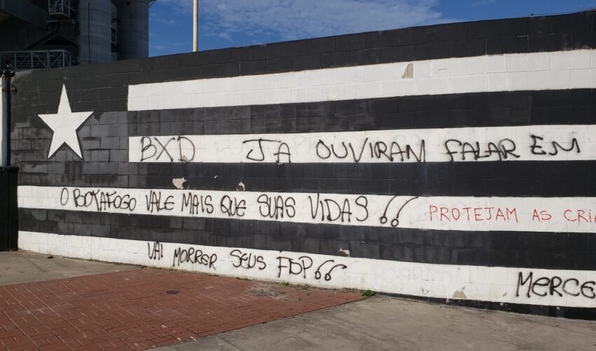 Muros de estádio do Botafogo amanhecem pichados com ameaças de morte