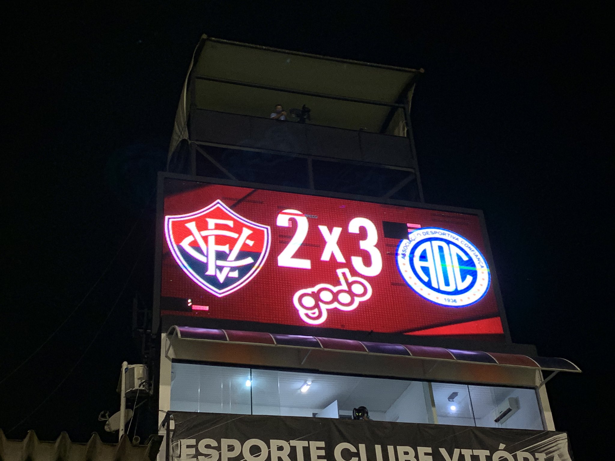 Confiança vira em dois minutos e se aproxima do G4 da Série B