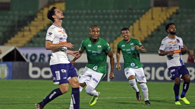 Guarani vence Confiança e sobe na Série B