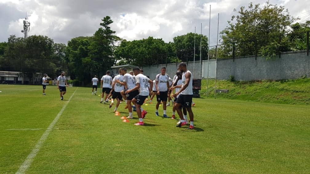 Após reunião com diretoria, elenco da Ponte Preta volta a treinar
