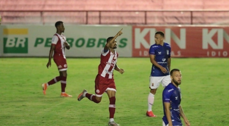 Náutico vence nos Aflitos e afunda o Paraná no Z4
