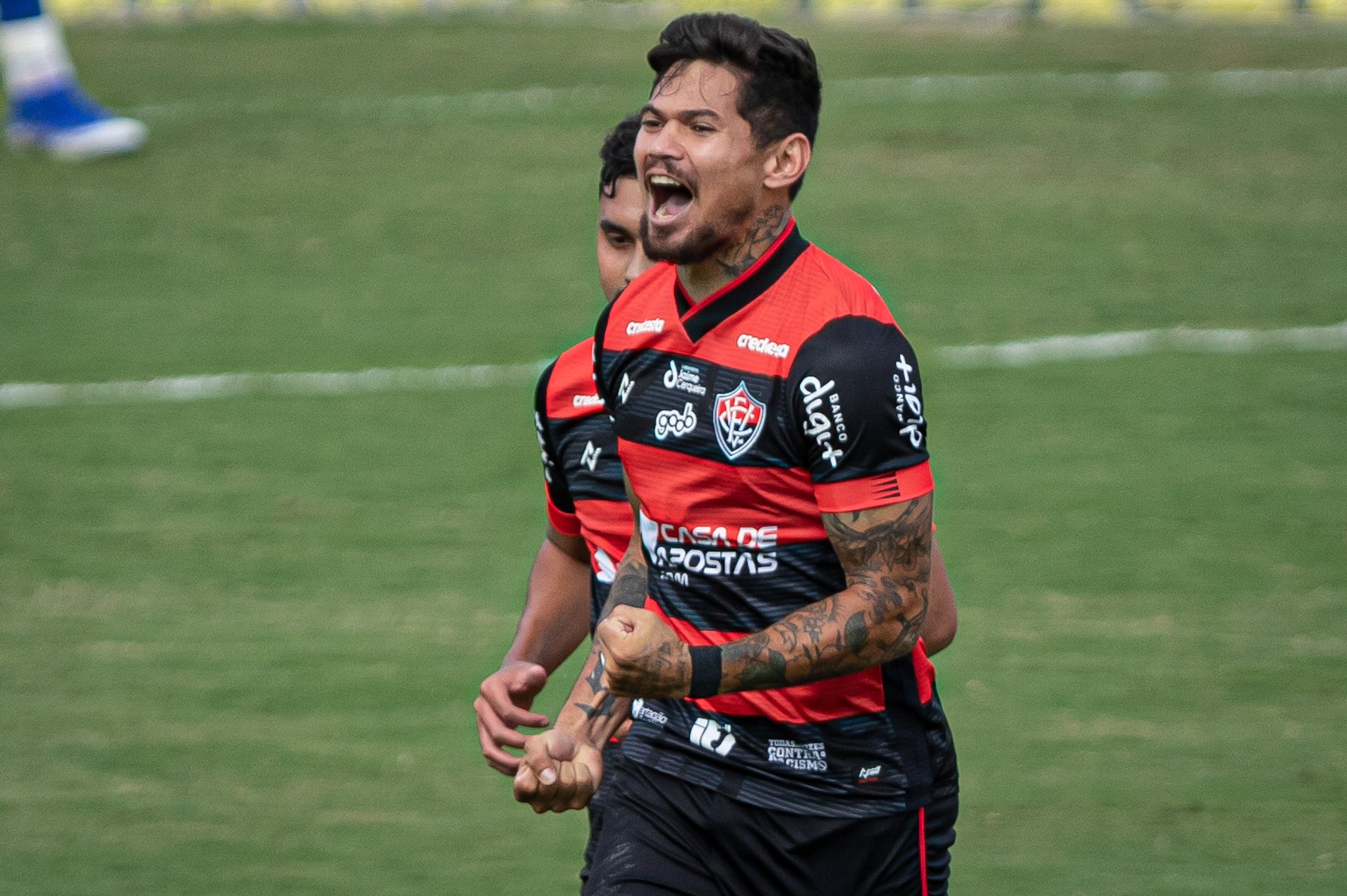 Sempre ele! Léo Ceará faz dois, Vitória vence Guarani e sai do Z4 da Série B