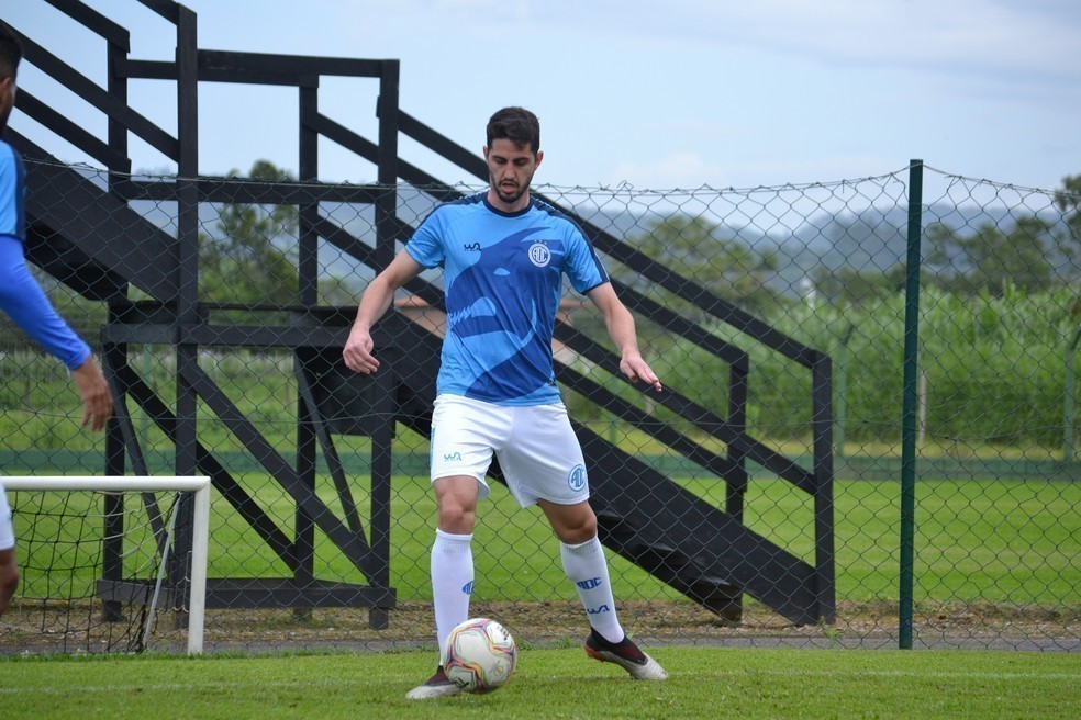 Após treinar pela manhã, Confiança viaja de ônibus para enfrentar o CRB