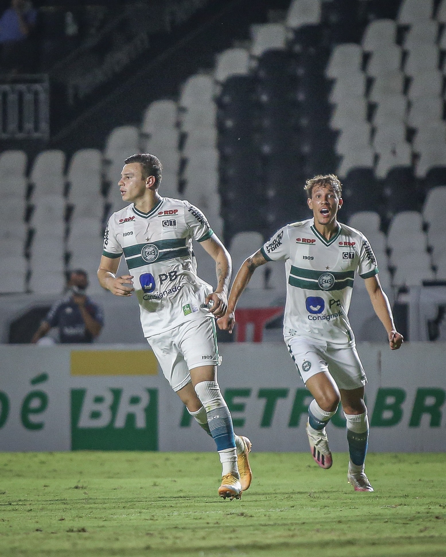 Coritiba vence após 10 jogos e sai da lanterna do Brasileirão Série A 2020