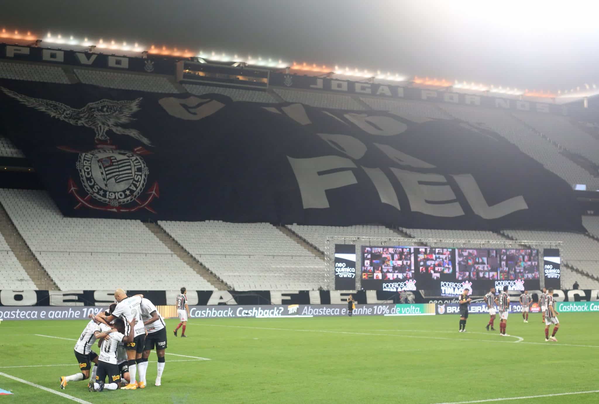 Chocolate! Com gol de Luan, Corinthians goleia Fluminense pelo Brasileir&atilde;o