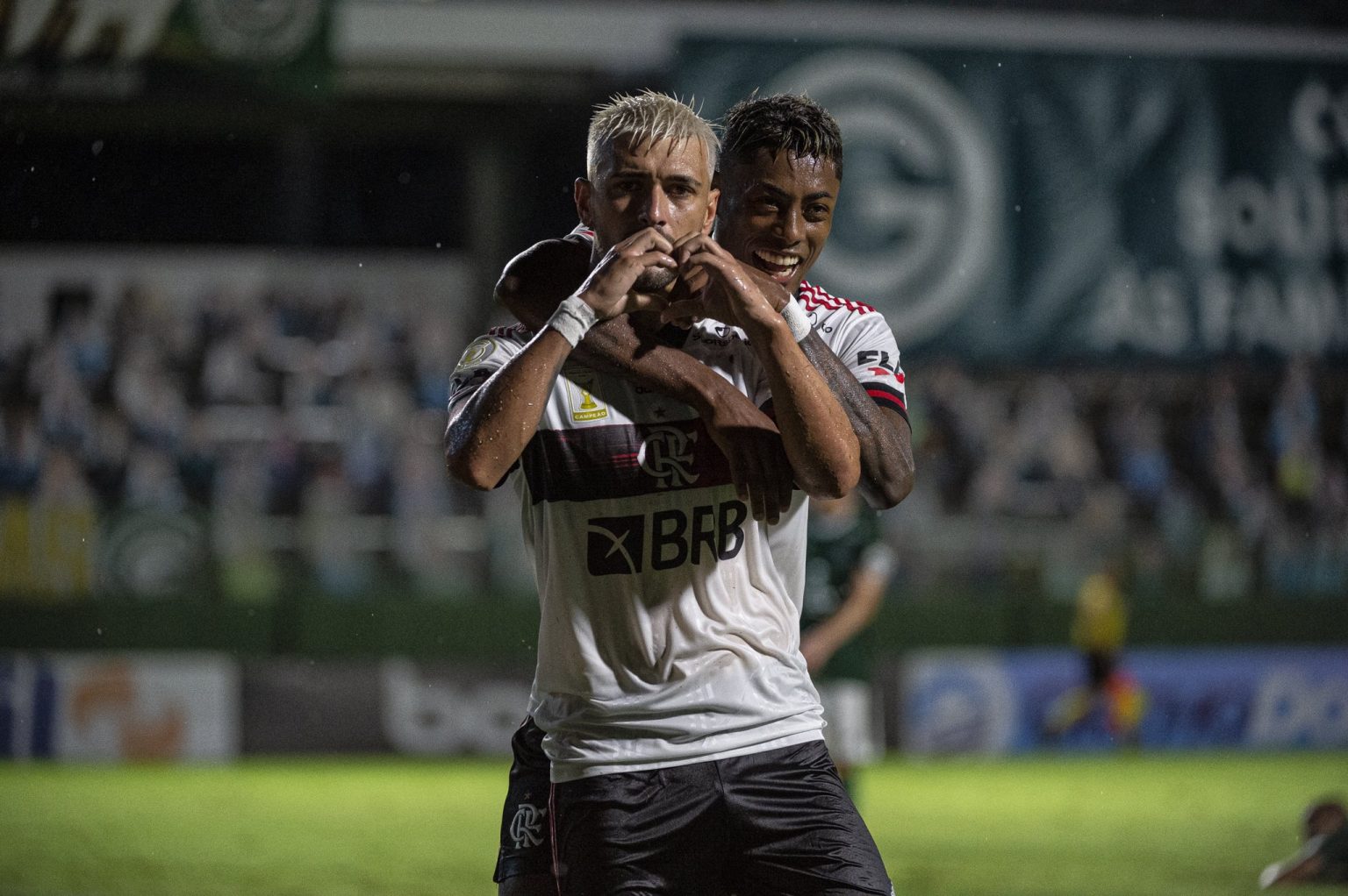 Flamengo encerra jejum e com a vit&oacute;ria se mant&eacute;m na briga pelo t&iacute;tulo