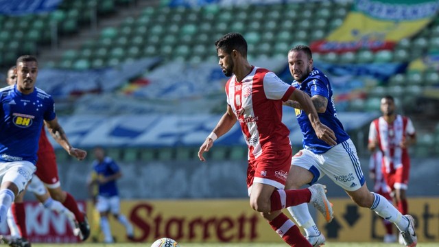 Com expulsão de Fábio nos minutos iniciais, Cruzeiro segura empate contra o Náutico em BH