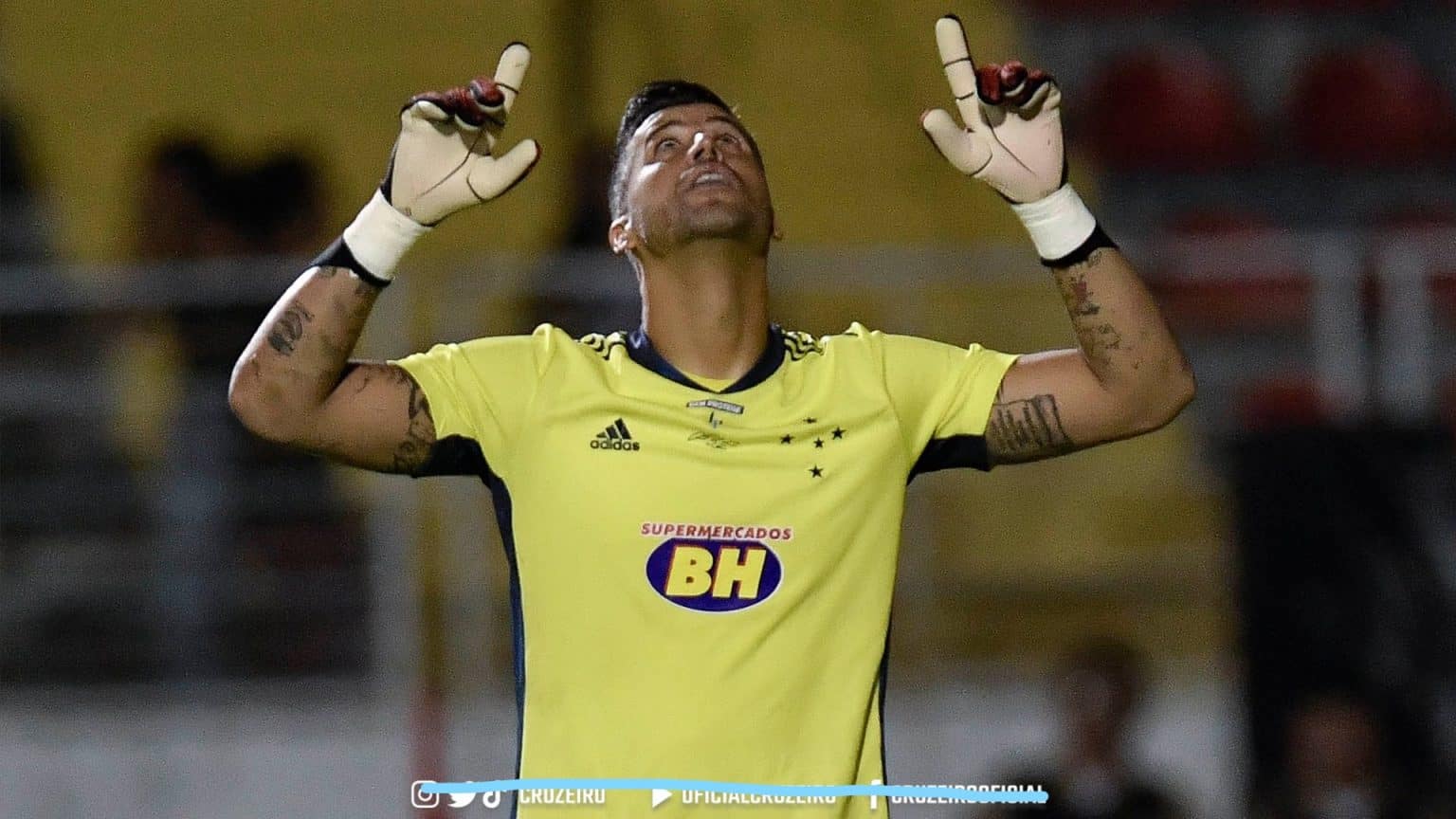 Cruzeiro vence Sampaio Corr&ecirc;a e fica perto de se garantir para pr&oacute;xima temporada