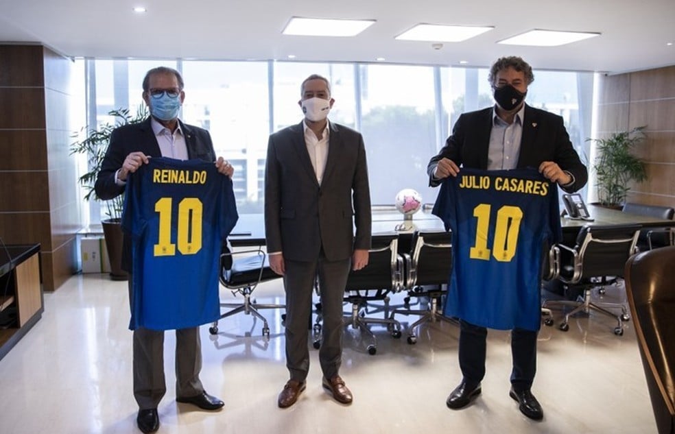 Julio Casares, presidente do S&atilde;o Paulo, se re&uacute;ne com CBF para discutir melhorias no futebol brasileiro