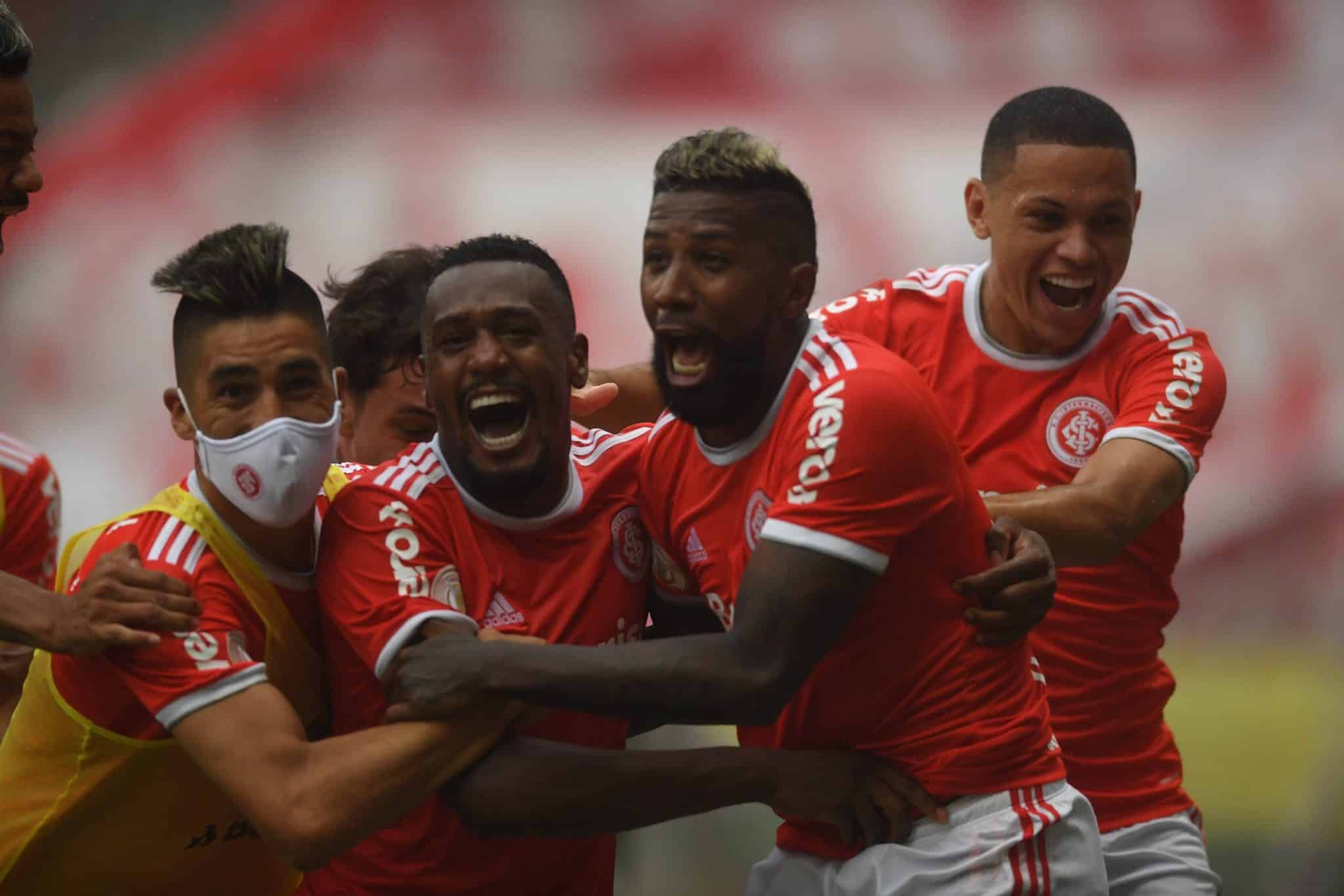 Internacional bate Gr&ecirc;mio, quebra tabu e dispara na lideran&ccedil;a do Brasileir&atilde;o