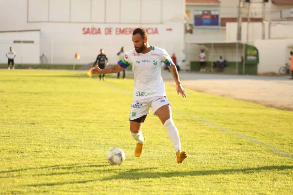 Klenisson crê em Altos-PI pronto para jogo na Série D