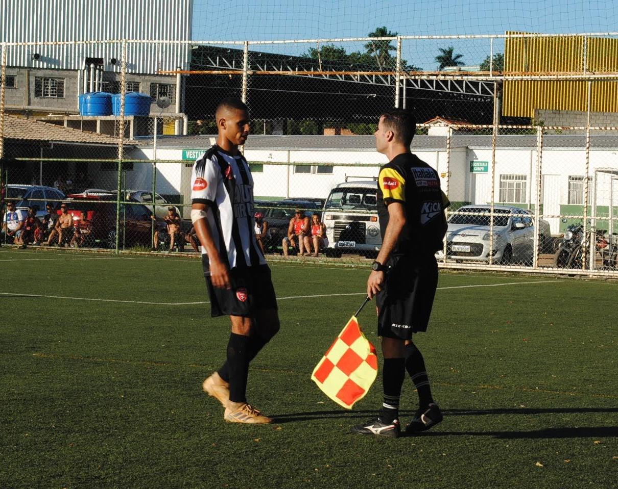 Gabriel Santos apitando jogo em Raposos.