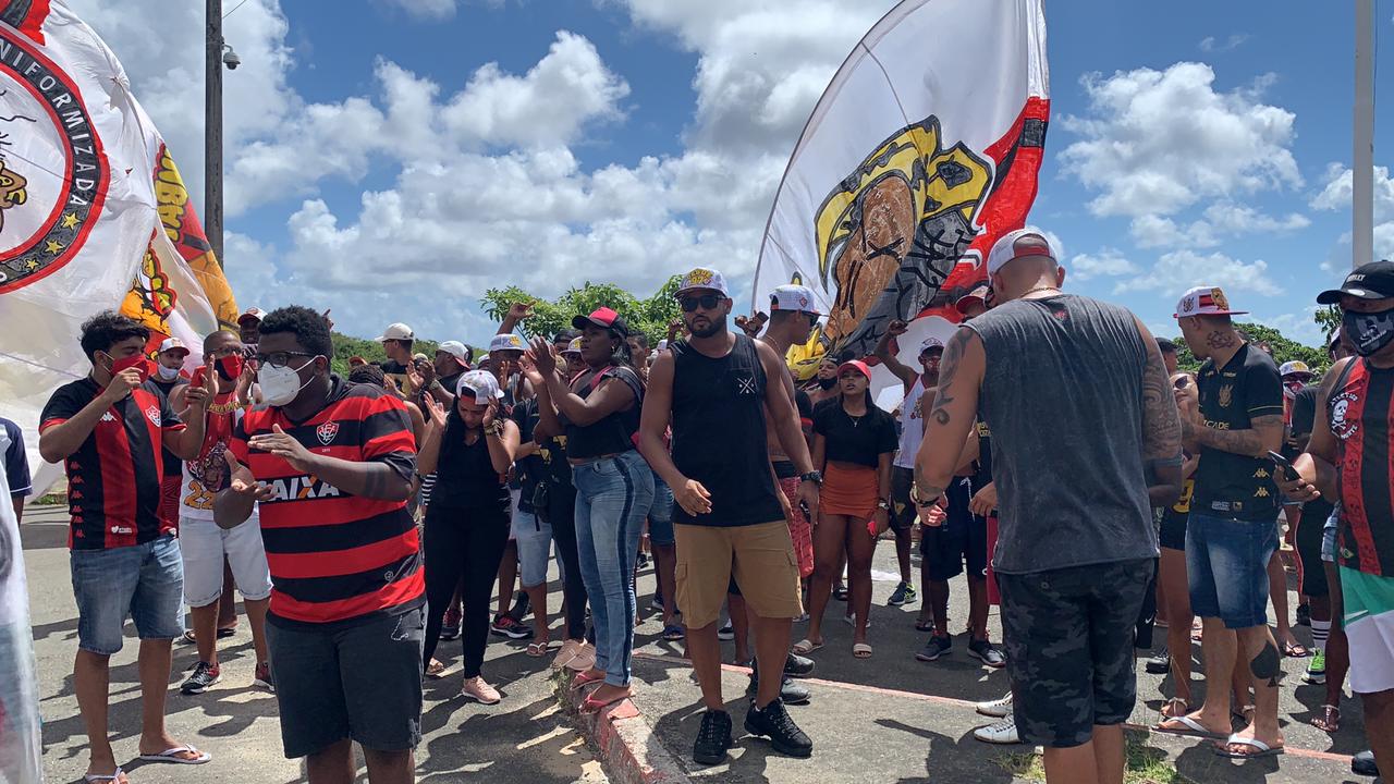 Torcedores do Vitória protestam em frente ao Barradão