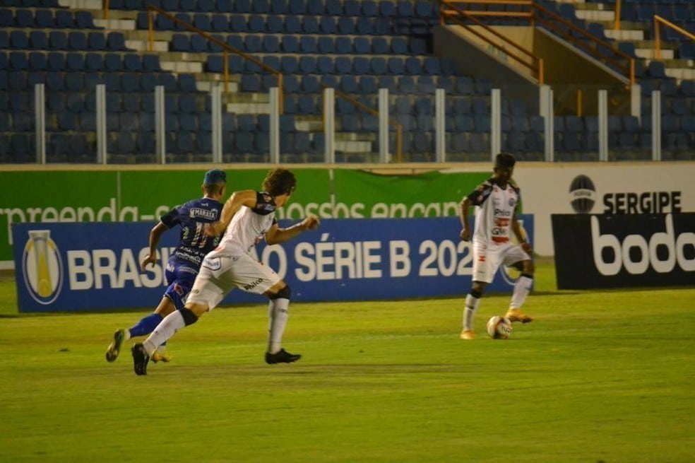 Operário-PR marca nos acréscimos e vence o Confiança