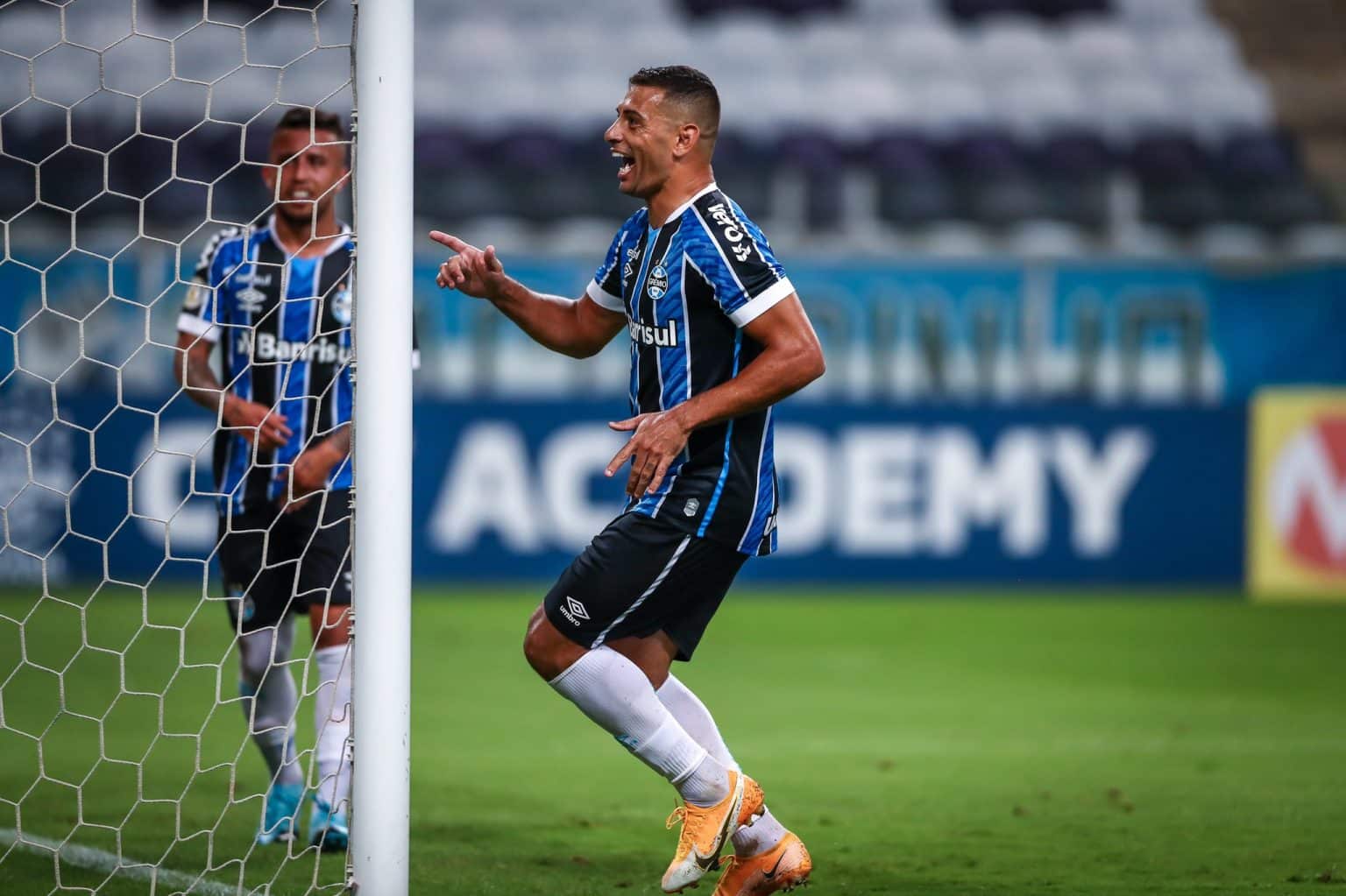 Gr&ecirc;mio vence o Bahia e encosta de vez nos l&iacute;deres do Brasileir&atilde;o