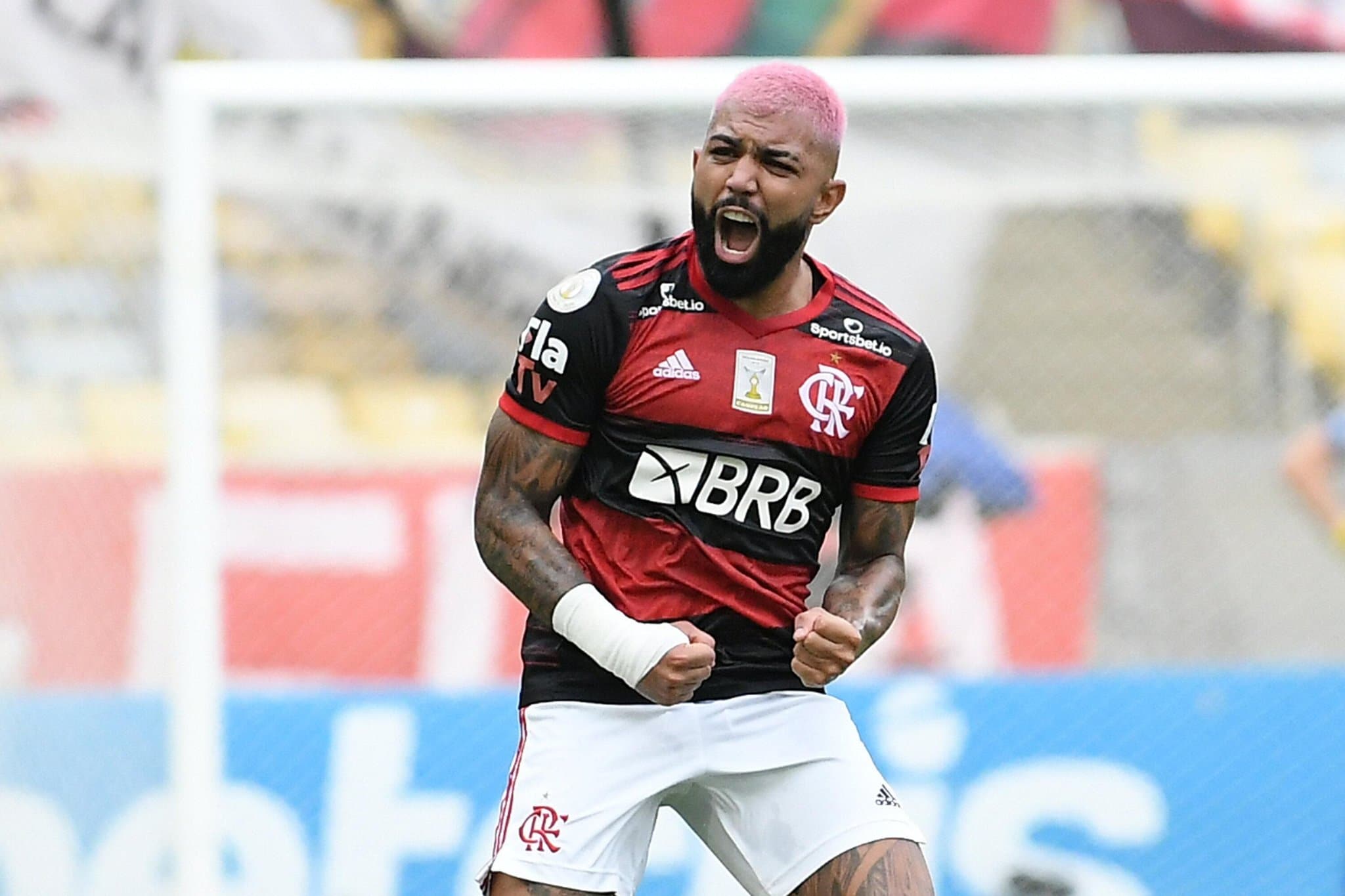 Flamengo bate Corinthians e mant&eacute;m briga pelo t&iacute;tulo Brasileiro acirrada