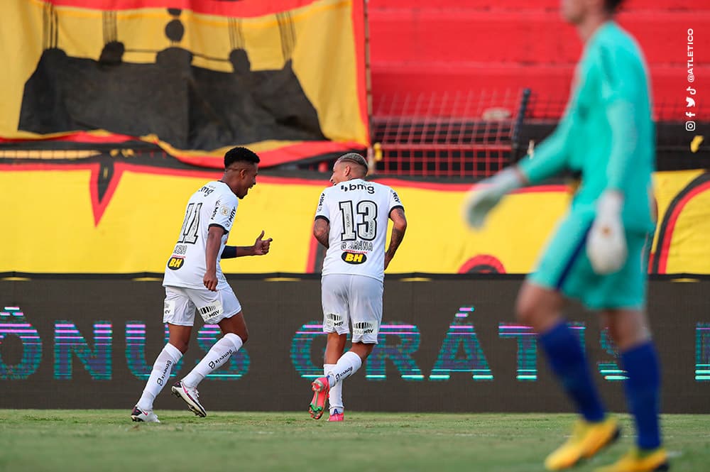 Nos acr&eacute;scimos, Atl&eacute;tico-MG vira diante do Sport e encaminha vaga direta na Libertadores