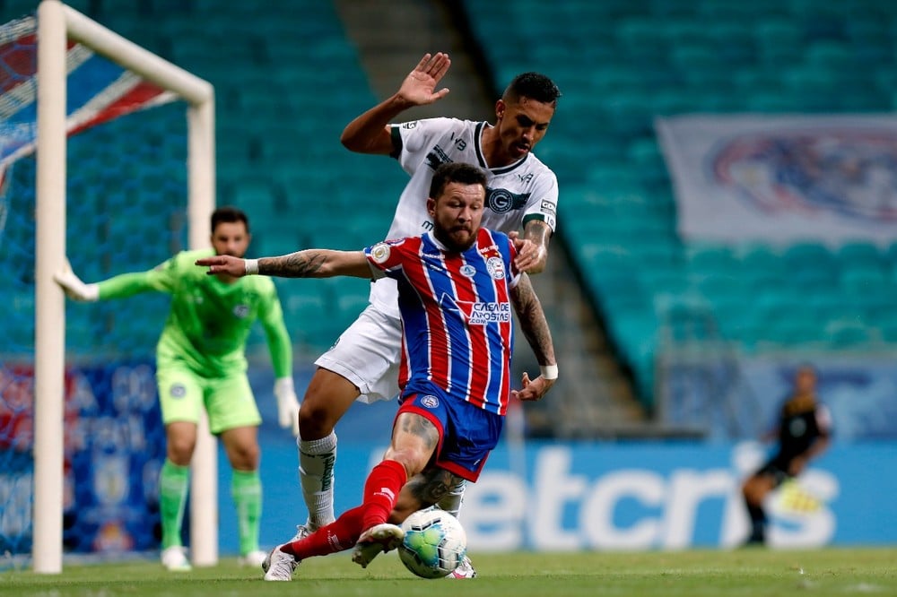 Em jogo de seis gols, Goi&aacute;s arranca empate com Bahia e segue vivo contra a queda