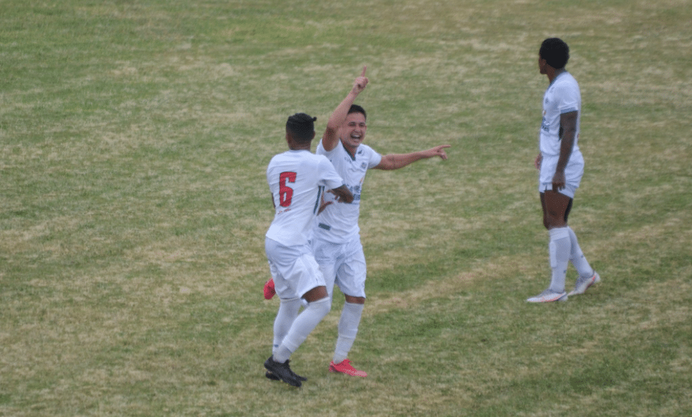 Cabofriense vence em casa e mant&eacute;m lideran&ccedil;a