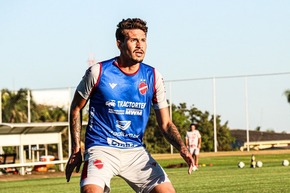 Vila Nova empresta nove jogadores, renova com Maurinho e negocia Danrlei