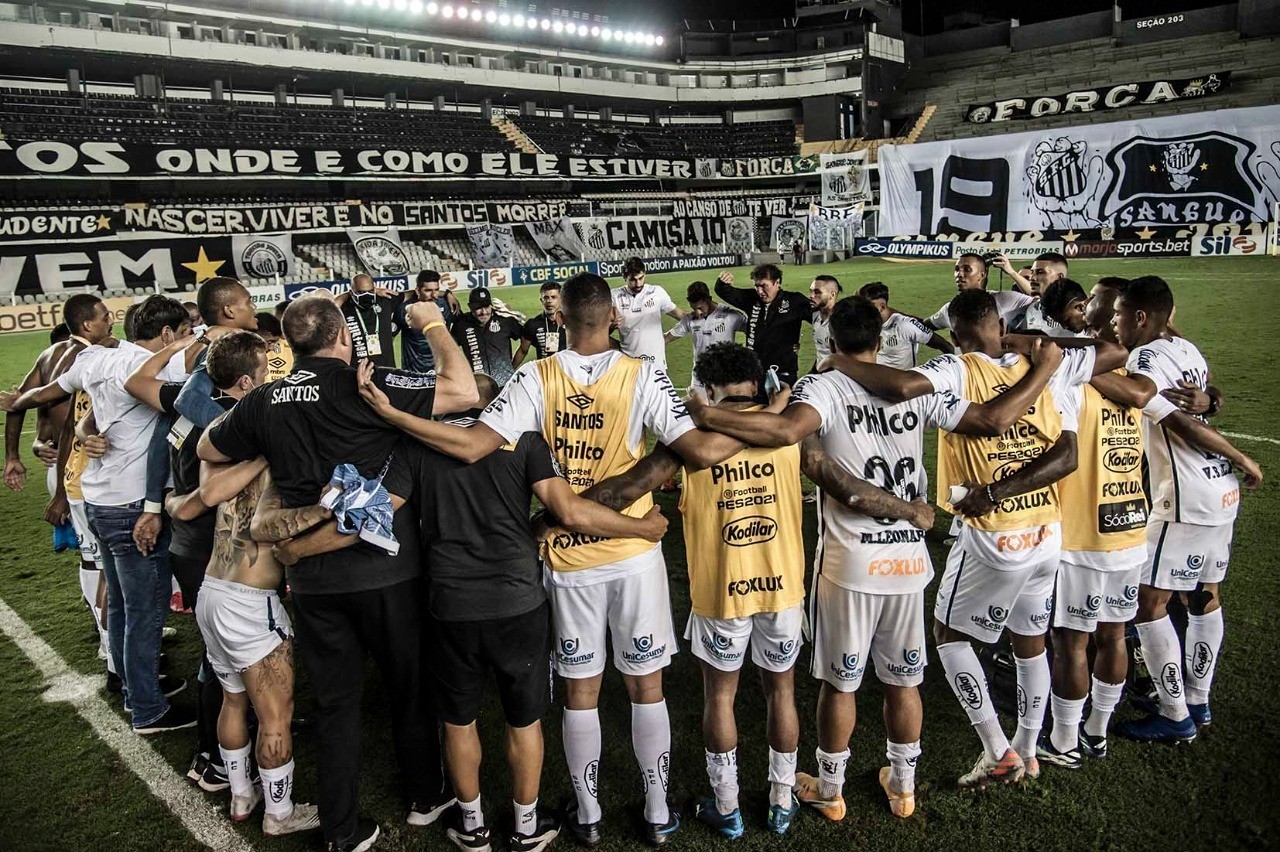 Em clima de despedida, Cuca parabeniza jogadores