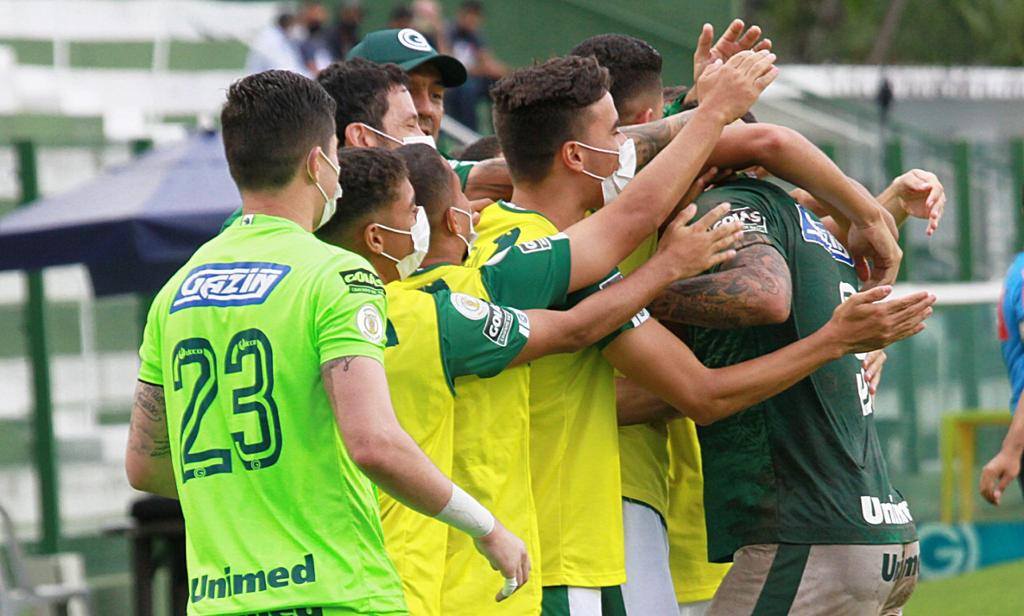 Goi&aacute;s vence Botafogo e segue vivo na luta pela perman&ecirc;ncia