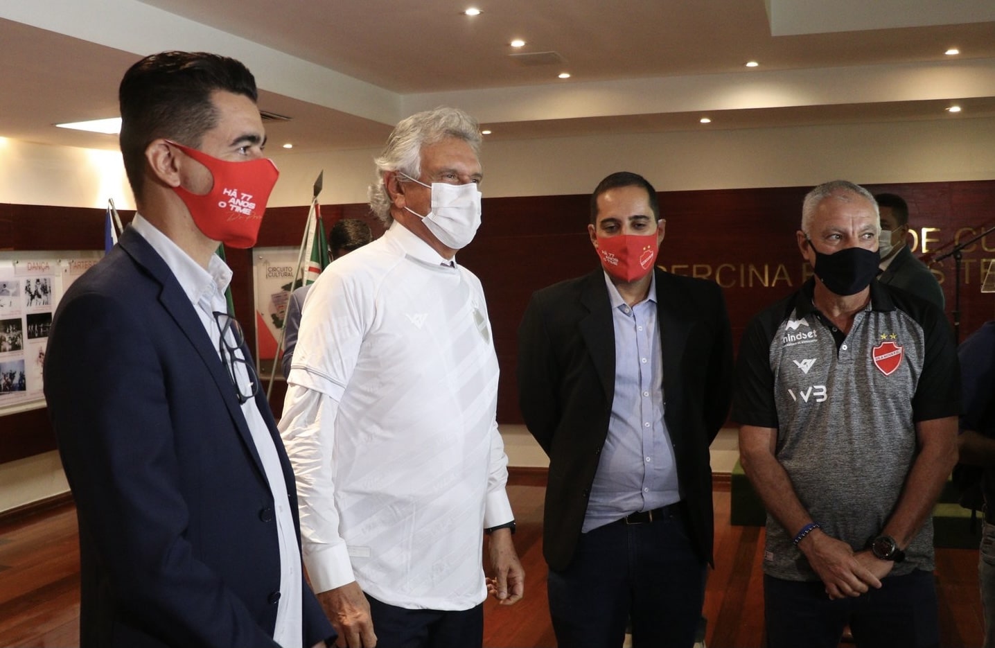 Ronaldo Caiado recebe time do Vila Nova, tricampeão da Série C