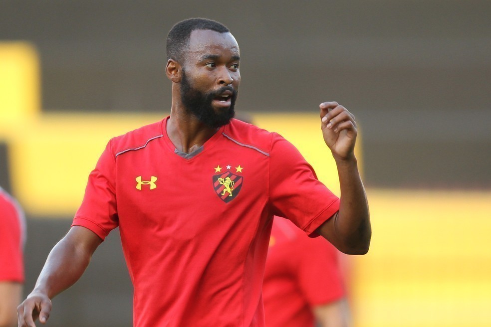 Ap&oacute;s Jair Ventura, Sport acerta renova&ccedil;&atilde;o com volante Marc&atilde;o