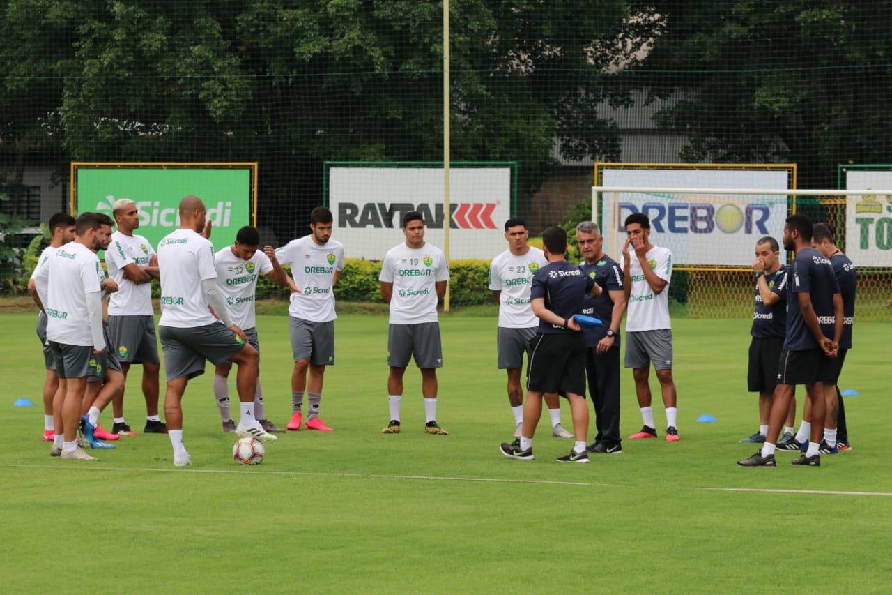 Cuiab&aacute; renova com Auremir e segue com treinamento