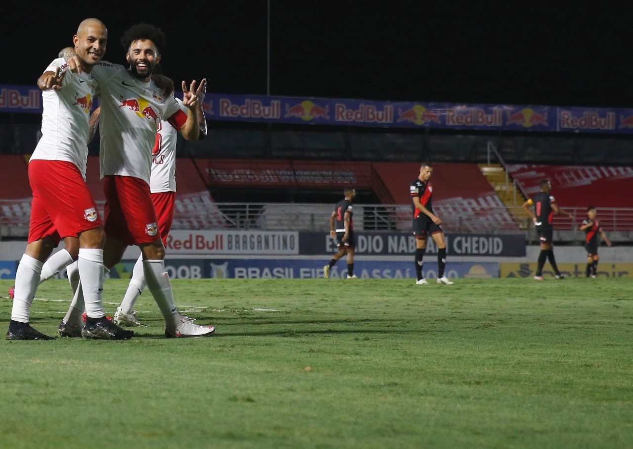 RB Bragantino se imp&otilde;e, vence Atl&eacute;tico-GO e segue firme na luta pela Pr&eacute;-Libertadores