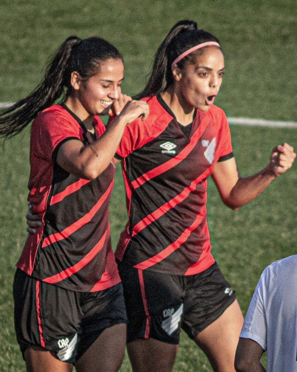 Athletico renova contratos de Thais e Thalita