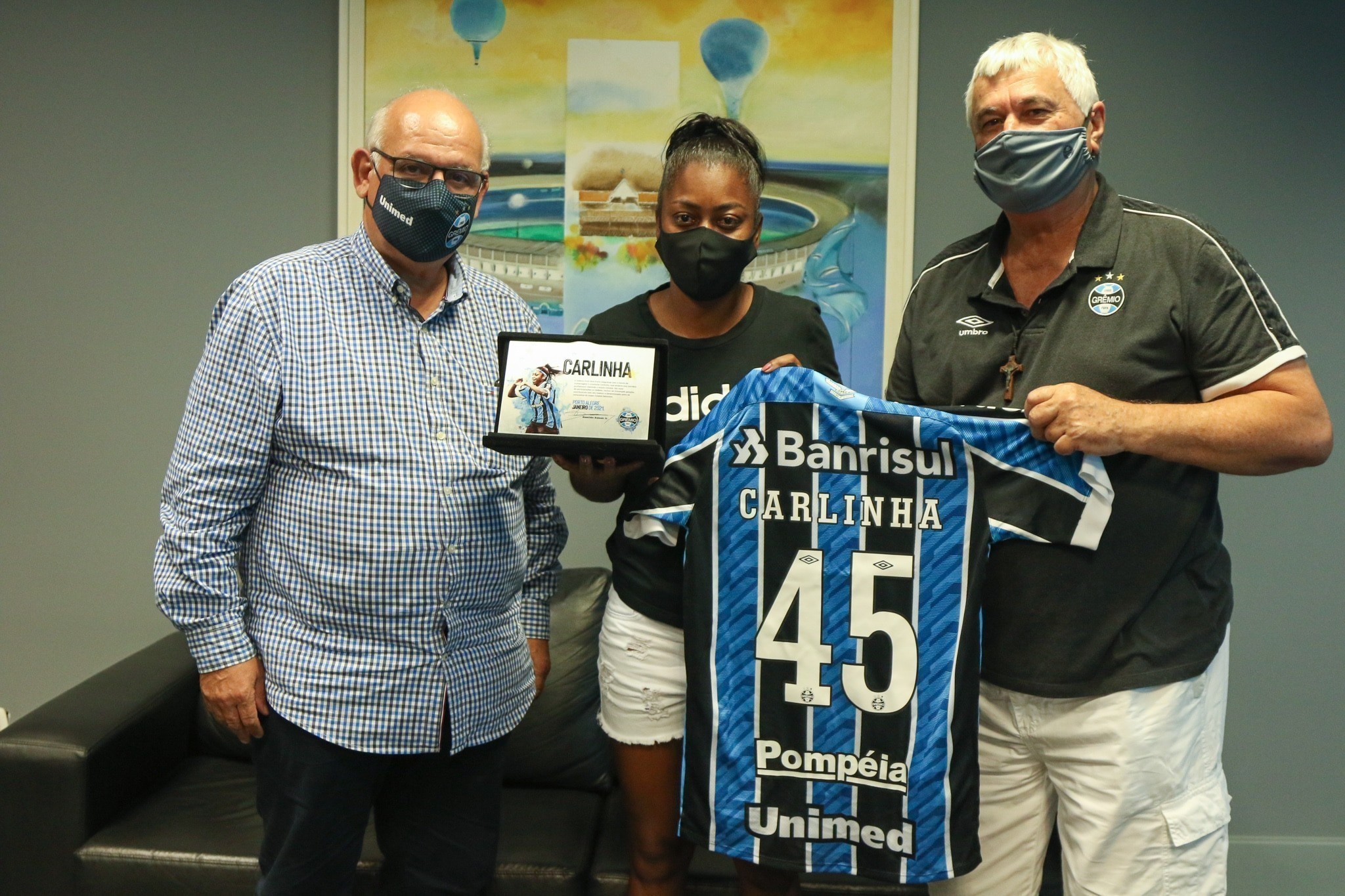 Campeã pelo Grêmio, Carlinha deixa os gramados e é homenageada