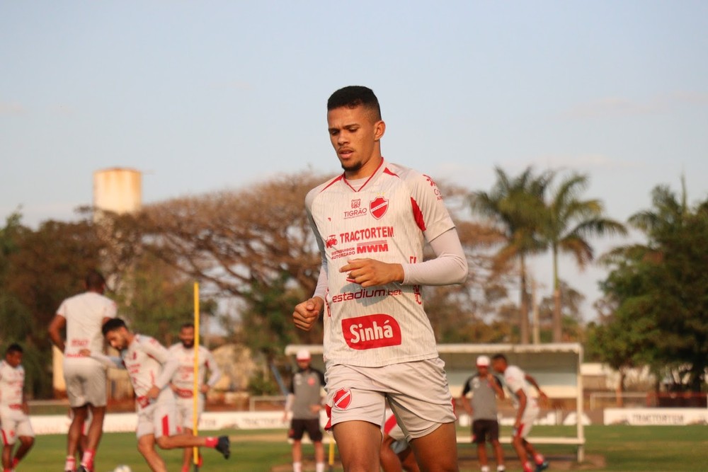 Puni&ccedil;&atilde;o da FIFA barra contrata&ccedil;&atilde;o de volante do Vila Nova pelo Santos