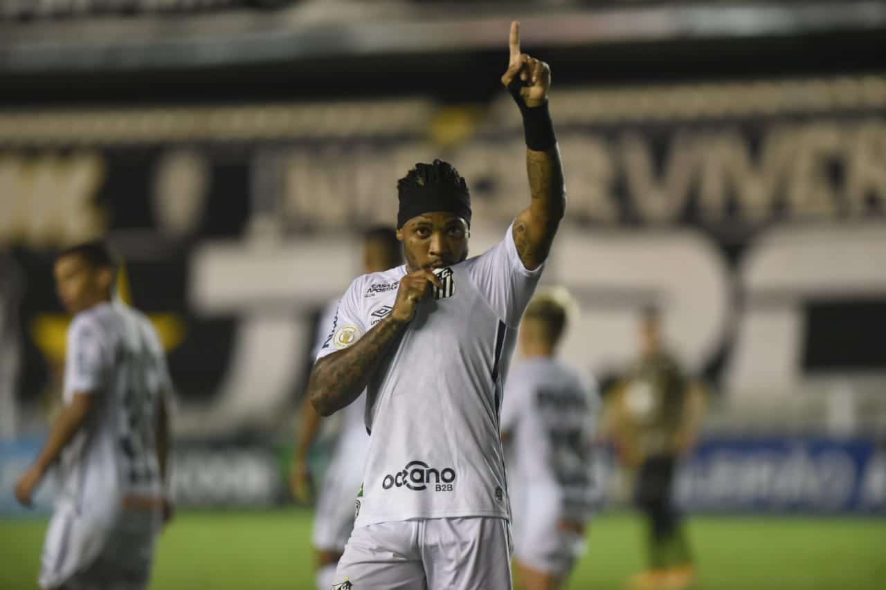 Santos vence na Vila e decreta rebaixamento do Coritiba