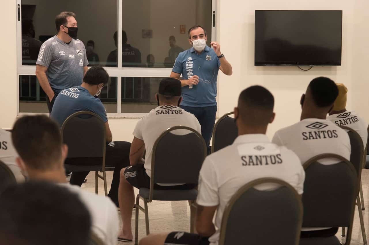 Ariel Holan e Pará agradecem palestra de infectologista