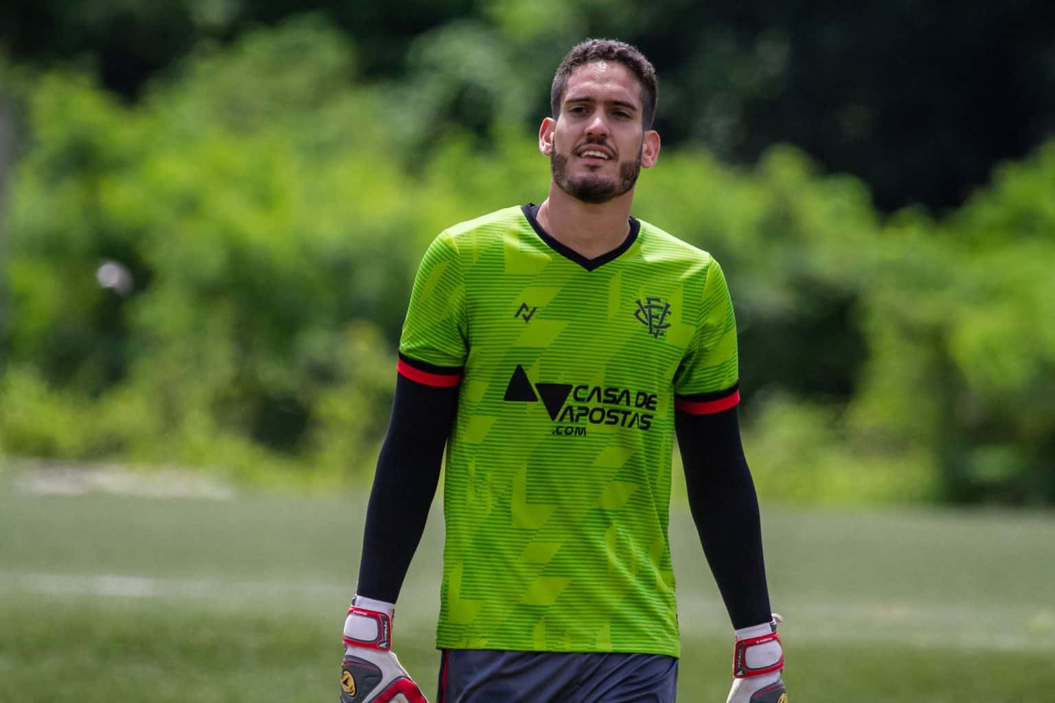 &ldquo;Se n&atilde;o renovar, n&atilde;o vai jogar&rdquo;, sinaliza presidente do Vit&oacute;ria