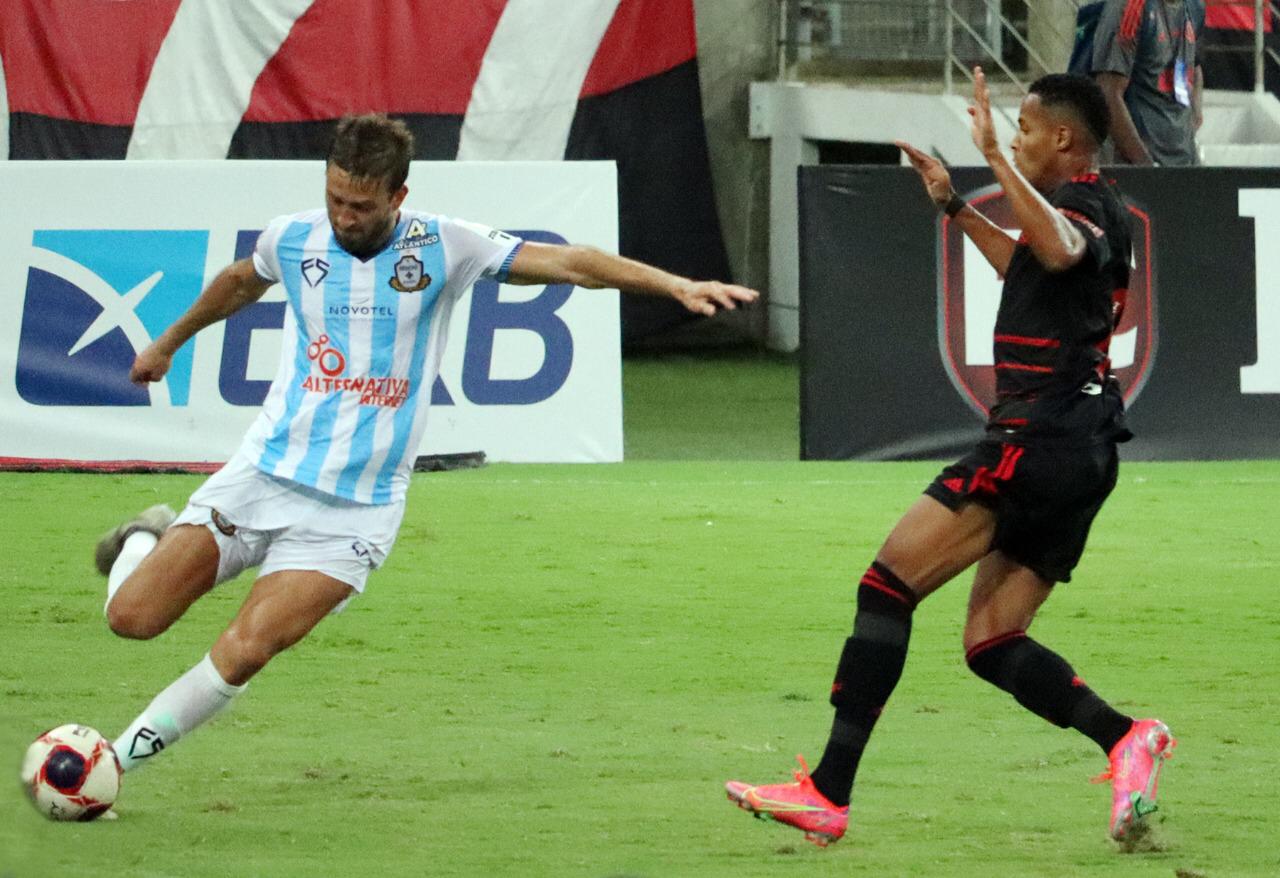 O uruguaio &Aacute;lvaro Acevedo estreou no Brasil atuando pelo Mac&aacute;e, no Campeonato Carioca. Foto destaque: Divulga&ccedil;&atilde;o/ Maca&eacute;