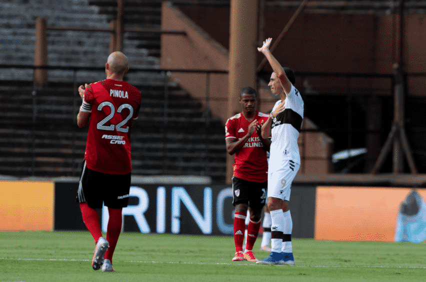 Futebol Argentino: Daniel Vega se aposenta e ex-goleiro se envolve em acidente