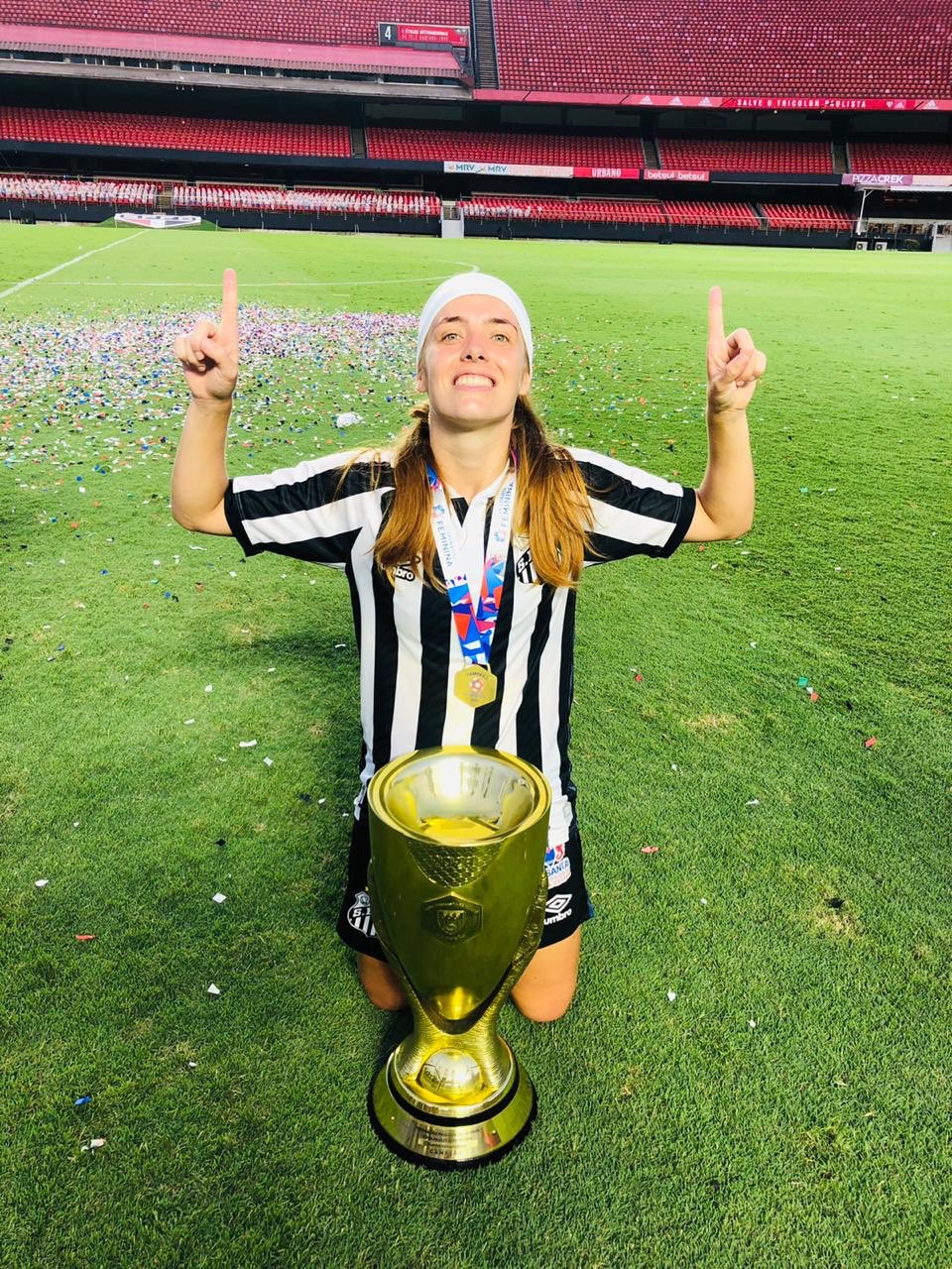 Ketlen Wiggers afirma que deseja deixar &lsquo;legado&rsquo; e demonstra amor pelo Santos: &ldquo;Me emociono todas as vezes que coloco a camisa&rdquo;