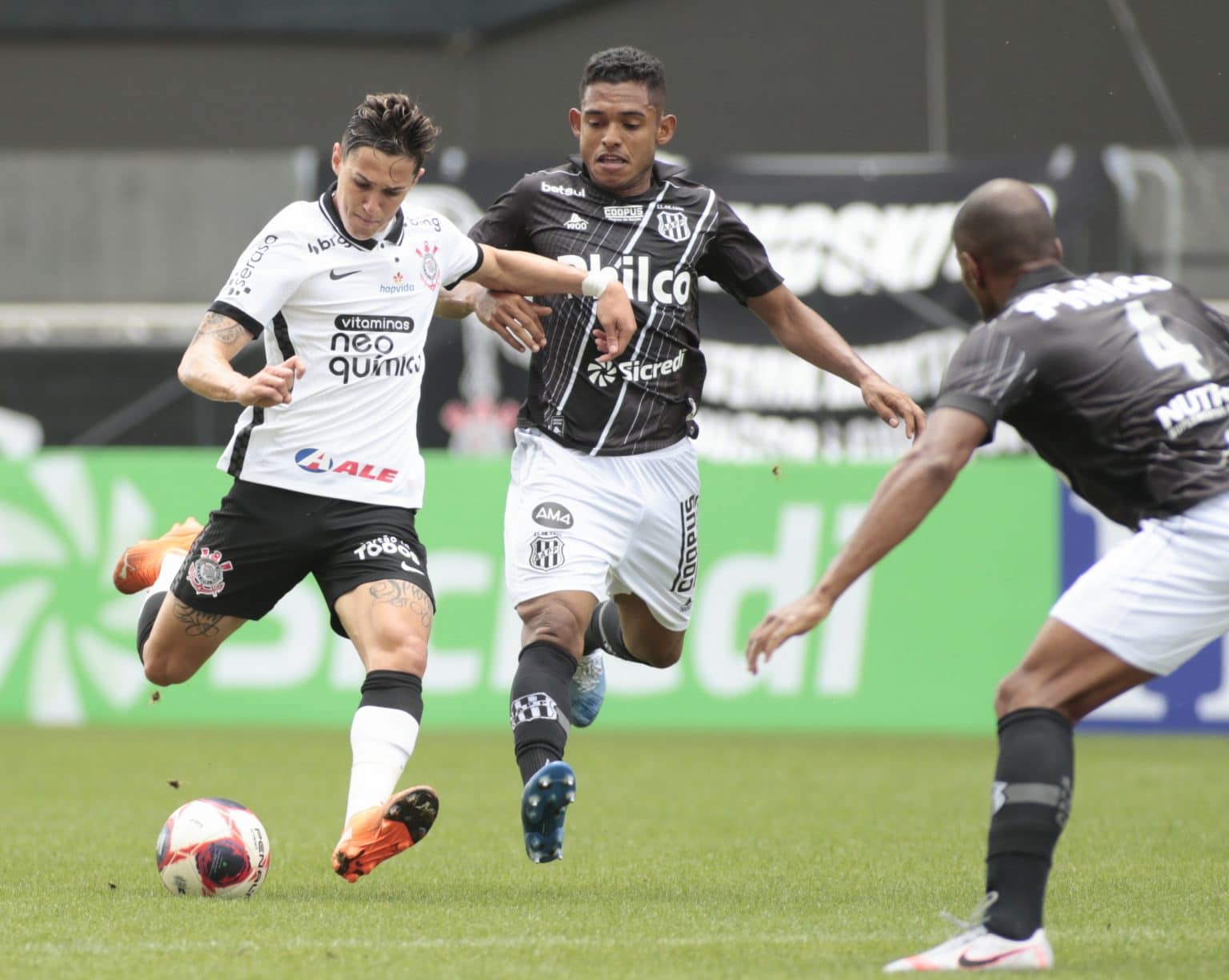 Mateus Vital aprova vitória do Corinthians e comemora sua fase de artilheiro