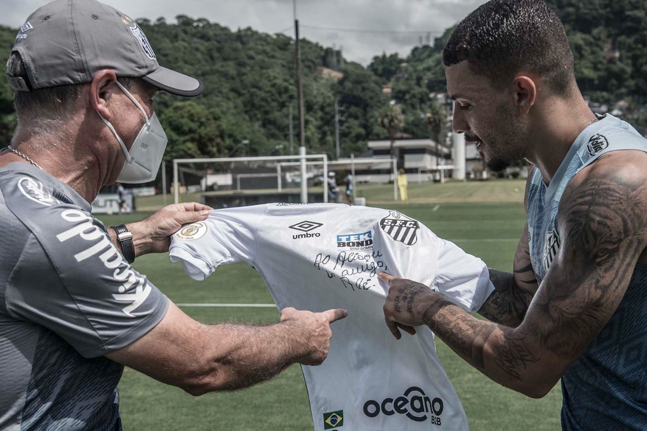 Alison recebe homenagem por 250 jogos com a camisa do Santos