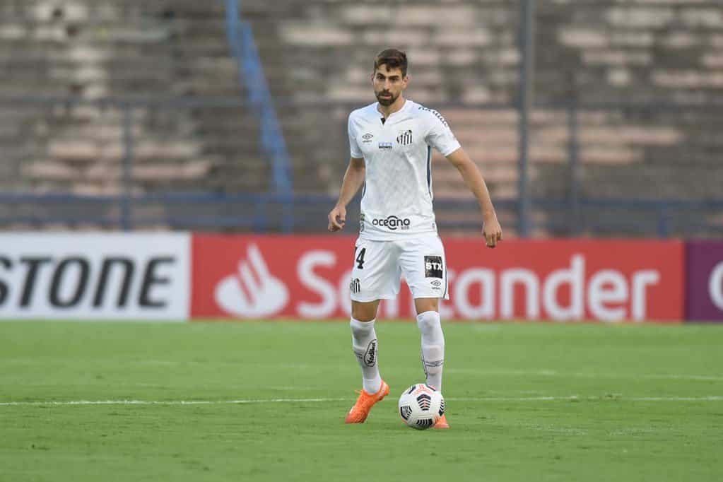 Presidente do Santos adota cautela sobre Luan Peres em negocia&ccedil;&atilde;o