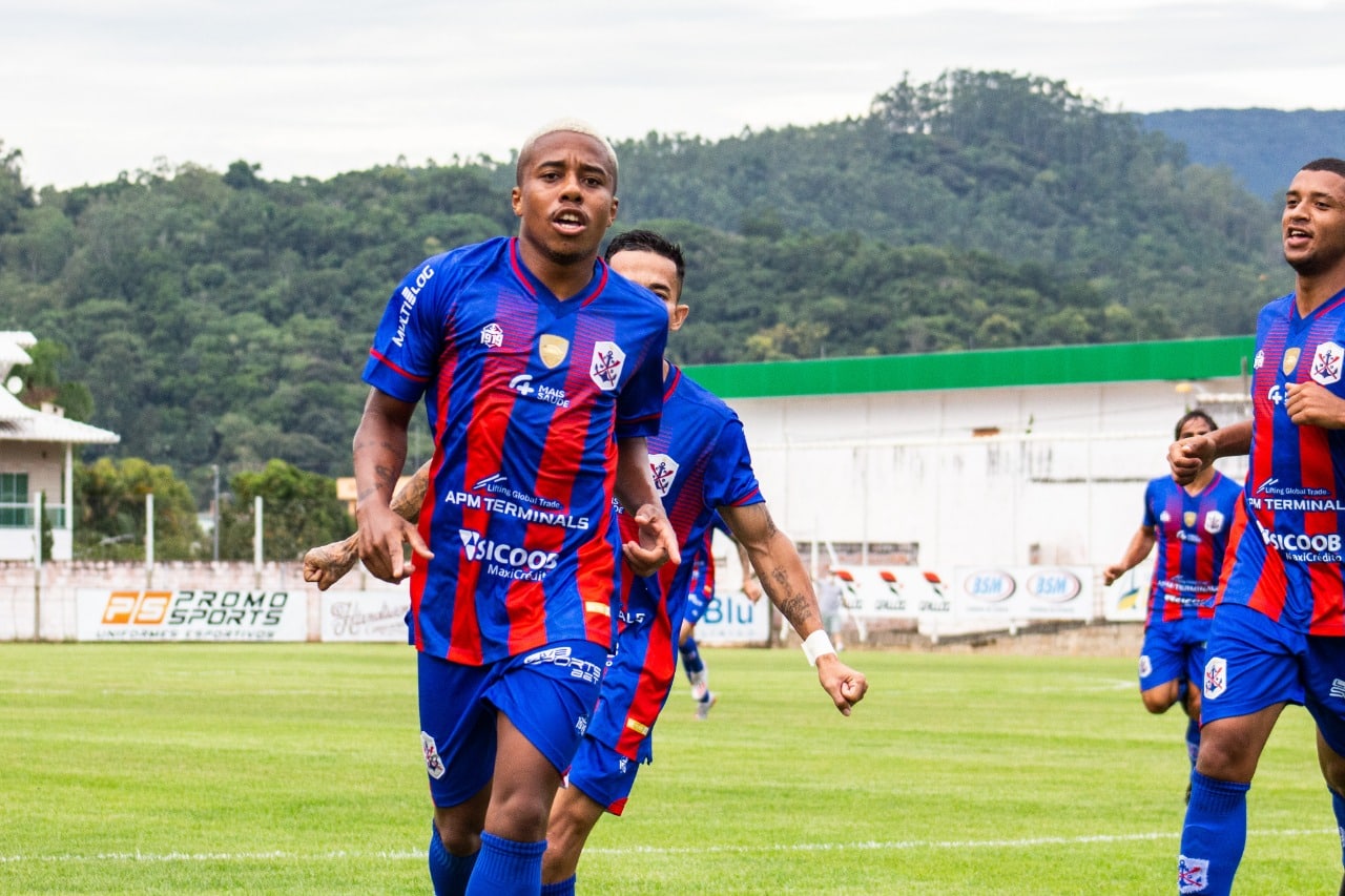 Franklin comemora seu primeiro gol pelo Marcílio Dias