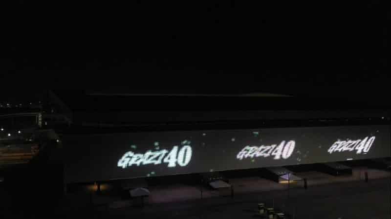 Grazi recebe homenagem no tel&atilde;o da Arena Corinthians por completar 40 anos