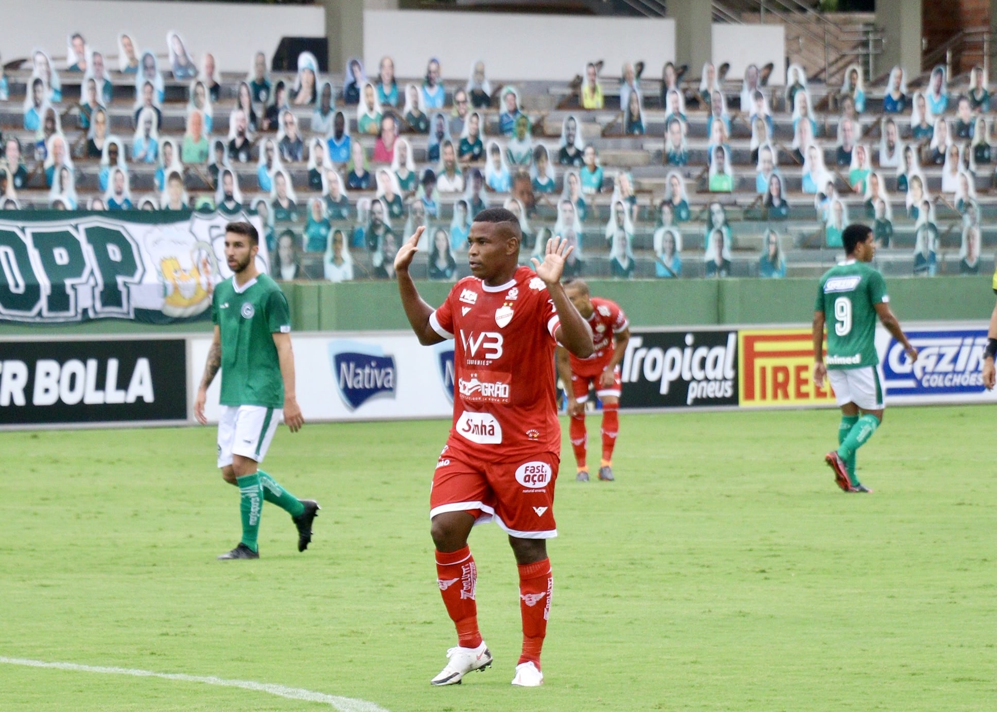 Alan Mineiro cospe em bandeira do Goi&aacute;s, que revida: &ldquo;J&aacute; perderam tanto, que perderam at&eacute; o respeito&rdquo;