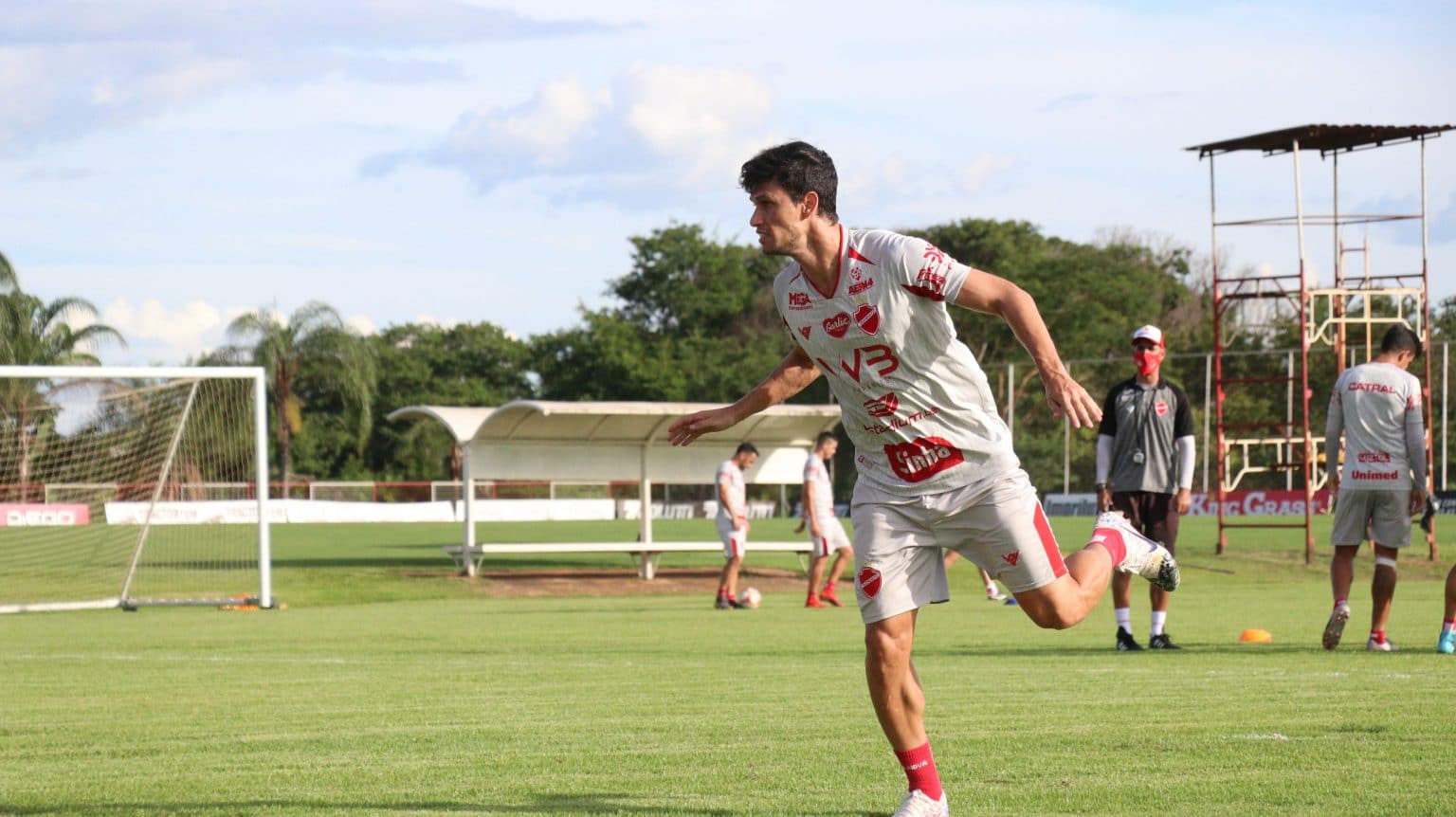 Com Henan de volta, Vila Nova se prepara para encarar Iporá pelo Goianão